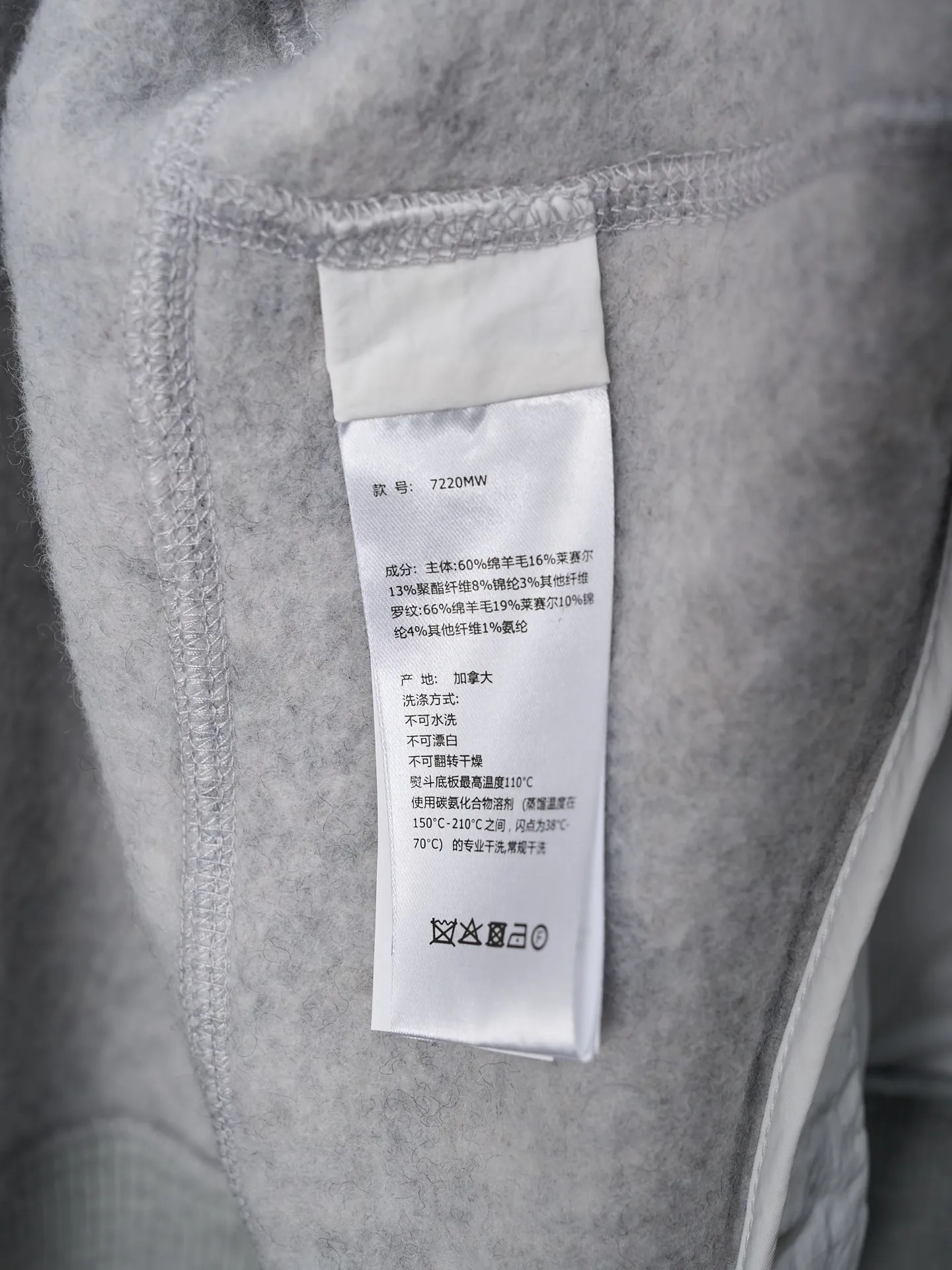 P780 Actual hanging auction] CANADA GOOSE/Canada Goose Chilliwack white label wool fleece hooded jacket [Ready stock] S M L XL Fabric selection: Wool fleece fabric made of wool as the main body and a very small amount of spandex and polyester fiber blended. Wool is a core natural ingredient that provides unparalleled temperature regulation, antibacterial and anti-odor properties and a skin-friendly feel. The feeding of a small amount of spandex gives the fabric a certain degree of four-way elasticity, making it non-restrictive during daily activities. As the basis of fleece's structure, polyester fiber enhances the fabric's durability, wrinkle resistance and quick-drying properties. It contributes to the loft of the fleece and provides functions such as trapping air.  Detail 1: The sleeves and hem are closed with 2×2 ribbing. Its strong elasticity can closely fit wrists and waists of different thicknesses, forming an effective 'seal' to prevent cold wind from blowing back. It can still maintain its original shape after repeated stretching and use, and is not easy to loose and deform. And the ribbed cuffs can convey a sense of design and enhance the visual beauty.  Detail 2: The combination of hood design and elastic buckle improves warmth and windproof performance when wearing.